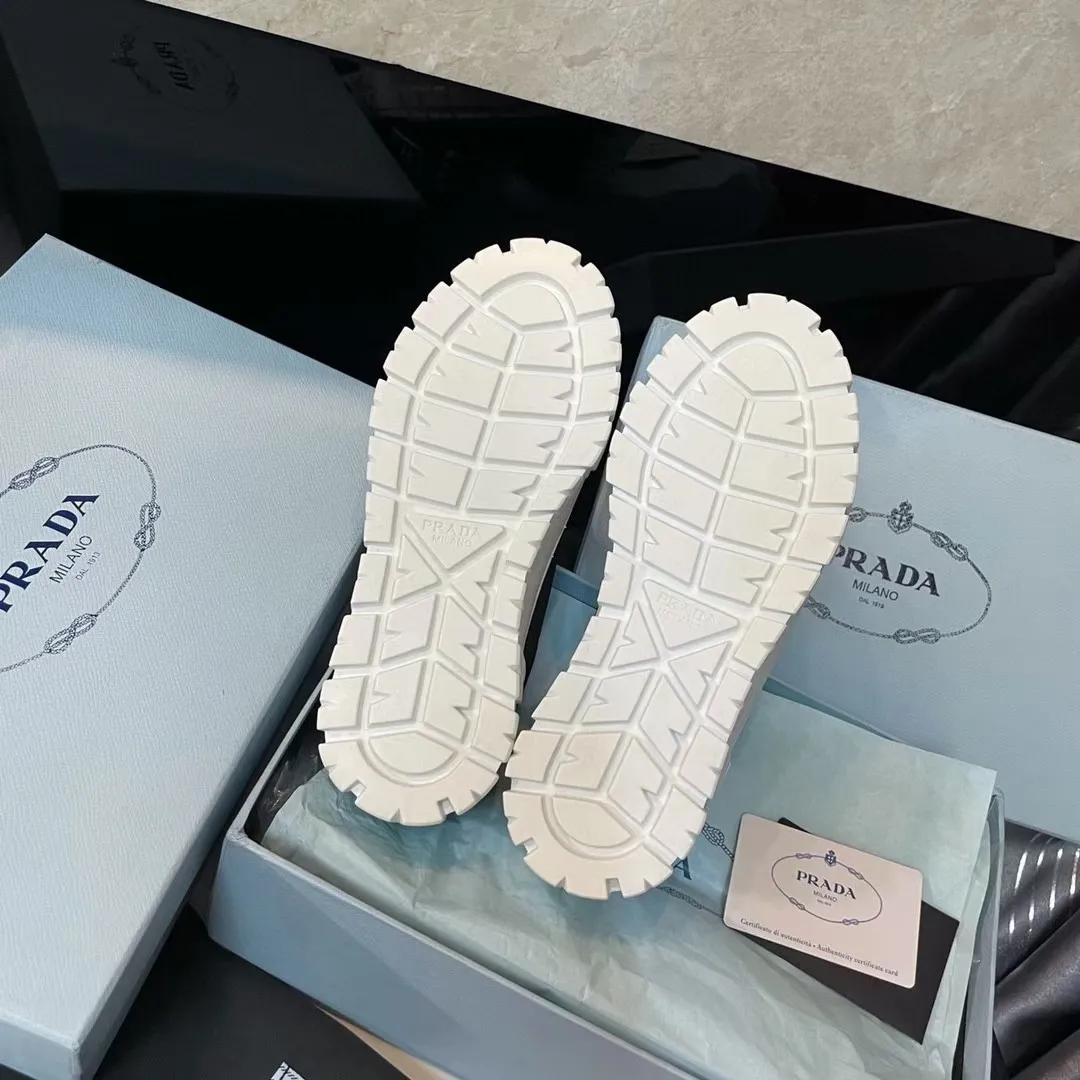 P420👟👟 2024 launches Prada’s latest catwalk shoes, the dad shoe series ͏ 💥PRADA early spring T-stage catwalk style👠Small fresh air with a little expensive feel, very perfect on the feet💃Elegant and elegant, crystal clear, regardless of the quality of accessories, they are all customized one-to-one, zero distance from the original version 1⃣Upper: imported nylon waterproof cloth + glue injection molding process 2⃣Inner lining: mixed sheepskin lining 3⃣Outsole: original one-to-one molded TPU outsole 4⃣🔺Original packaging Heel height 5cm 5⃣Number: 34-40🐎